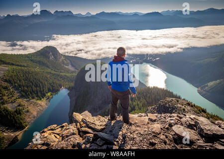 Die Aussicht von Devil's Daumen mit Blick auf Lake Louise und Lake Agnes im Banff National Park Stockfoto