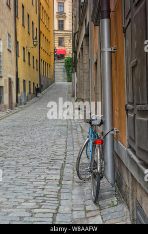 Blau Fahrrad auf malerischen gepflasterten Straße Gamla Stan, Stockholm, Schweden. Die schwedische Hauptstadt gewann der EG im ersten Titel "Grüne Hauptstadt Europas" im Jahr 2010. Stockfoto