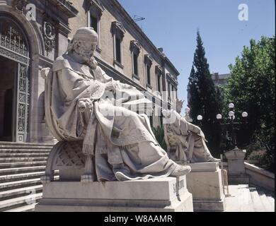 ESCULTURA DE SAN ISIDORO - FINALES S XIX. Autor: ALCOVERRO JOSE. Lage: Biblioteca Nacional - EDIFICIO. MADRID. Spanien. Stockfoto