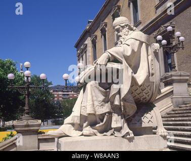 ESCULTURA DE SAN ISIDORO - FINALES S XIX. Autor: ALCOVERRO JOSE. Lage: Biblioteca Nacional - EDIFICIO. MADRID. Spanien. Stockfoto