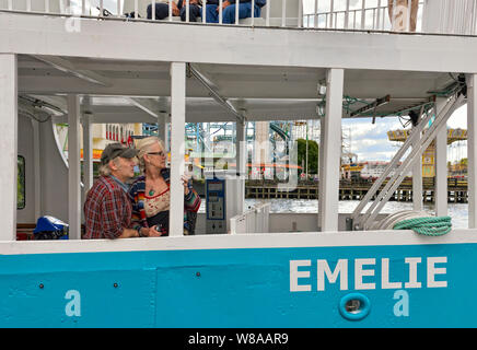 Authentische Paar mittleren Alters genießen Sie die Sehenswürdigkeiten Tour an Bord der Fähre Emelie, See Malaren, Stockholm, Schweden. Tivoli Gröna Lund Freizeitpark hinter sich. Stockfoto