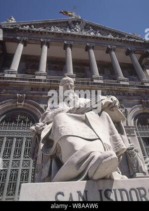 ESCULTURA DE SAN ISIDORO - FINALES S XIX. Autor: ALCOVERRO JOSE. Lage: Biblioteca Nacional - EDIFICIO. MADRID. Spanien. Stockfoto