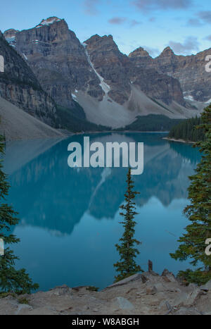 Sonnenaufgang am Moraine Lake im Banff National Park Stockfoto