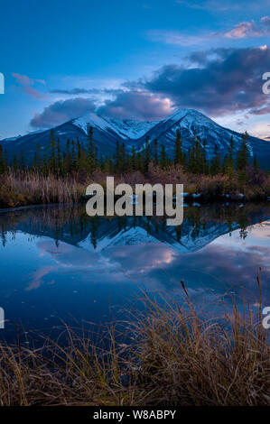 Reflexionen an Vermillion Seen im Banff National Park Stockfoto