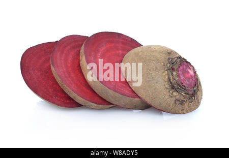 Scheibe Frische rote Beete auf weißem Hintergrund Stockfoto