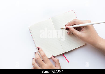 Weibliche Hand schreiben auf Notepad. Idee und Inspiration Konzepte Ideen Stockfoto