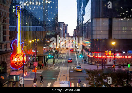 Blick auf die Straße im Zentrum der Stadt Philadelphia am 12 in der Nacht in Richtung Süden. Hard Rock Cafe und das Geschäftsviertel in der Dämmerung Stockfoto