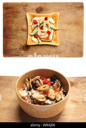 Meeresfrüchtesalat mit Miesmuscheln und Oliven Stockfoto