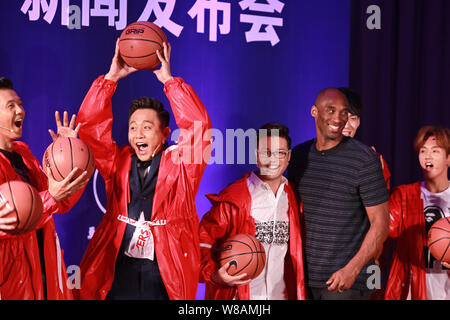 Chinesische Schauspieler Liu Ye, zweite links, reagiert, nachdem er einen Basketball von pensionierten NBA-Star Kobe Bryant, zweite rechts, als heute ein, drücken Sie BESPRE. Stockfoto