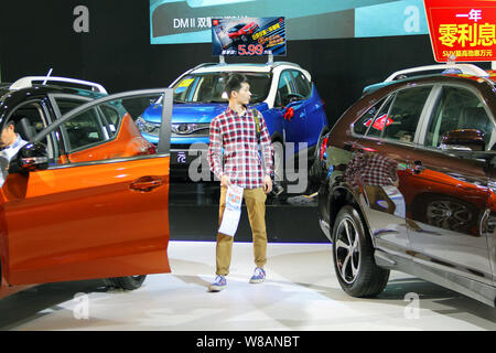 ---- Besucher ausprobieren oder bei Plug-in Hybrid-SUVs von BYD auf dem Display während ein Auto Show in Nanjing Stadt, im Osten der chinesischen Provinz Jiangsu, 29. April Stockfoto