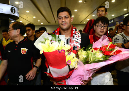 Brasilianischen Fußball-Star Givanildo Vieira de Sousa, Mitte, besser bekannt als Hulk, ist umgeben von den Fans nach der Landung am Shanghai Pudong International Stockfoto