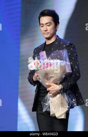 Koreanische Schauspieler Song Seung-heon besucht eine Pressekonferenz für die Zusammenarbeit zwischen Huayi Brothers Media Corporation (H. Brüder) und Shanghai O Stockfoto