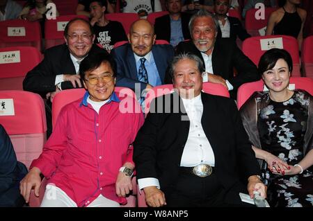 Hong Kong Kung Fu Star Jackie Chan, vorne links, Regisseur und Darsteller Sammo Hung, Mitte und anderen Gäste nehmen an einer Pressekonferenz und Eröffnung eve Stockfoto
