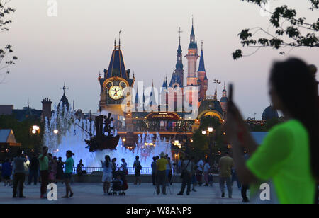 Touristen vorbei an einem Brunnen vor dem Eingang zum Disneyland Shanghai Shanghai Disney Resort in Pudong, Shanghai, China, 14. Juni 20. Stockfoto