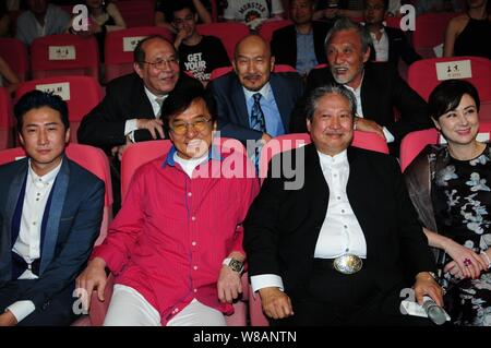 Hong Kong Kung Fu Star Jackie Chan, der zweite links, Regisseur und Darsteller Sammo Hung, der zweite rechts, und die anderen Gäste nehmen an einer Pressekonferenz eine Stockfoto