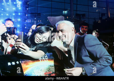 Deutsche Regisseur Roland Emmerich, Recht, Haltungen für selfies mit Fans auf der China Premiere seines neuen Films "Independence Day: Wiederaufleben" in Beij Stockfoto