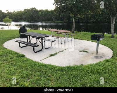 Tischen, Bänken und Grill im Park. Foto Bild Stockfoto