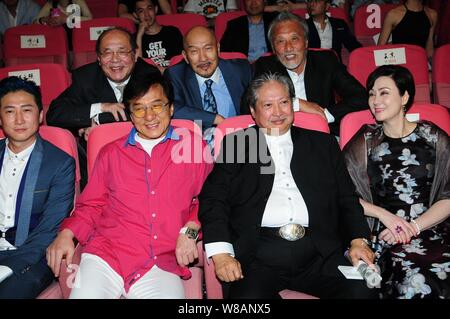 Hong Kong Kung Fu Star Jackie Chan, der zweite links, Regisseur und Darsteller Sammo Hung, der zweite rechts, und die anderen Gäste nehmen an einer Pressekonferenz eine Stockfoto