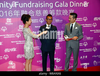 Pensionierte Japanischen Fußball-Star Hidetoshi Nakata, Mitte, wird interviewt, wie er kommt für die Special Olympics 2016 Einheit Fundraising Gala Dinner im S Stockfoto
