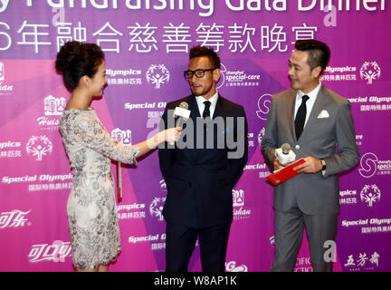 Pensionierte Japanischen Fußball-Star Hidetoshi Nakata, Mitte, wird interviewt, wie er kommt für die Special Olympics 2016 Einheit Fundraising Gala Dinner im S Stockfoto