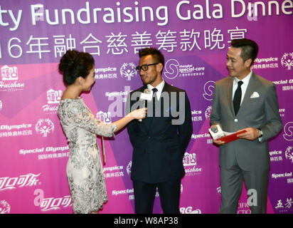 Pensionierte Japanischen Fußball-Star Hidetoshi Nakata, Mitte, wird interviewt, wie er kommt für die Special Olympics 2016 Einheit Fundraising Gala Dinner im S Stockfoto