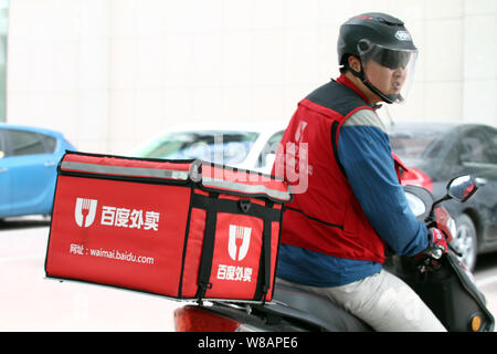 ---- Eine deliveryman der Chinesischen online Suche Giant's Baidu online meal Delivery Service waimai.baidu.com reitet ein elektrisches Fahrrad Essen auf t zu liefern Stockfoto