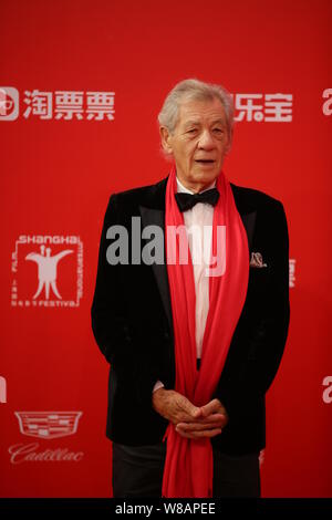 Englisch Schauspieler Sir Ian Murray McKellen kommt auf den roten Teppich für die Eröffnungsfeier der 19. Shanghai International Film Festival in Shanghai. Stockfoto