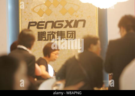 - - Datei - Eigenheimkäufer besuchen Sie den Stand der Chinesischen Immobilienentwickler Pengxin Gruppe während eines Immobilien Messe in Shanghai, China, 4. Oktober 2009. Sha Stockfoto
