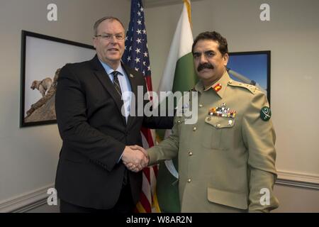 Der stellvertretende Verteidigungsminister Bob Arbeit posiert für ein Foto als er grüßt Pakistanischen Stabschef der Armee General Raheel Sharif. Stockfoto