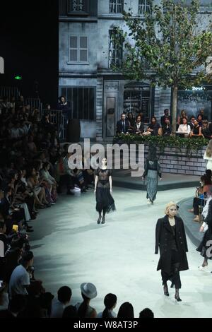 Modelle zeigen neue Kreationen bei der Chanel's 'Paris' in Rom 2015/16 Kollektion fashion show in Peking, China, 31. Mai 2016. Stockfoto