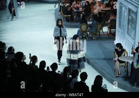 Modelle zeigen neue Kreationen bei der Chanel's 'Paris' in Rom 2015/16 Kollektion fashion show in Peking, China, 31. Mai 2016. Stockfoto