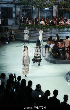 Modelle zeigen neue Kreationen bei der Chanel's 'Paris' in Rom 2015/16 Kollektion fashion show in Peking, China, 31. Mai 2016. Stockfoto