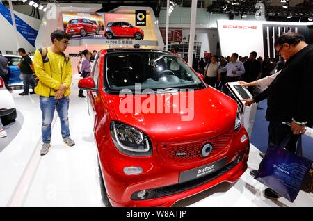 ---- Besucher Blick an einem Smart Forfour BRABUS Xclusive von Mercedes-Benz auf dem Display während der 14. Internationalen Automobil Ausstellung, auch Stockfoto