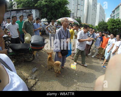 Einen Hund getötet werden ist verbunden mit einem freien Markt während der yulin Hund essen Festival in Yulin City, South China Guangxi Zhuang autonomen Region, 21. Stockfoto