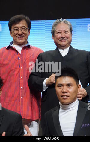 Hong Kong Kung Fu Star Jackie Chan, hinten links, Regisseur und Darsteller Sammo Hung, zurück, und die anderen Gäste nehmen an einer Pressekonferenz und Eröffnung Stockfoto