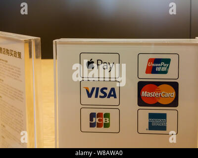 ---- Ein Schild erinnert Zahlungen über Apple, China UnionPay, VIS, MasterCard, JCB und American Express in einem Apple Store in Shanghai, China Stockfoto