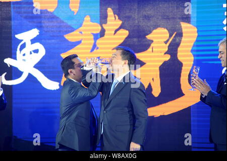 Zhang Jindong, rechts, Vorsitzender der Chinesischen Einzelhandelskette Suning Commerce Group Co., Ltd., und indonesischen Geschäftsmann Erick Thohir, Präsident und majorit Stockfoto