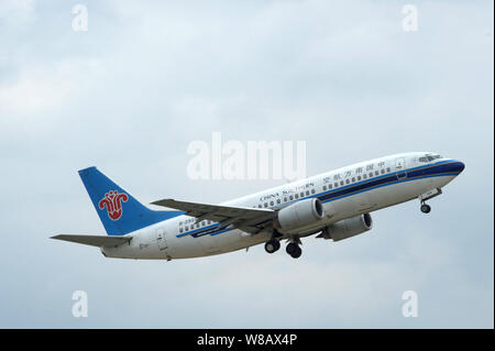 ------ Einer Boeing 737-300 Passenger Jet von China Southern Airlines vom Internationalen Flughafen Kunming Wujiaba in Kunming City, Südwesten Stockfoto