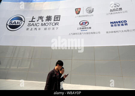 ---- Besucher vorbei an eine Anzeige der SAIC Motor mit seinem Automobil Marken während der 16. Internationalen Automobil- Ausstellung in Shanghai Stockfoto