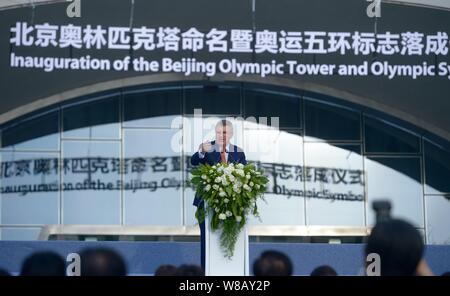 Thomas Bach, der Präsident des Internationalen Olympischen Komitees (IOC), liefert eine Rede bei der Eröffnung des Beijing Olympic Tower und Olympic Sy Stockfoto