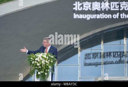 Thomas Bach, der Präsident des Internationalen Olympischen Komitees (IOC), liefert eine Rede bei der Eröffnung des Beijing Olympic Tower und Olympic Sy Stockfoto