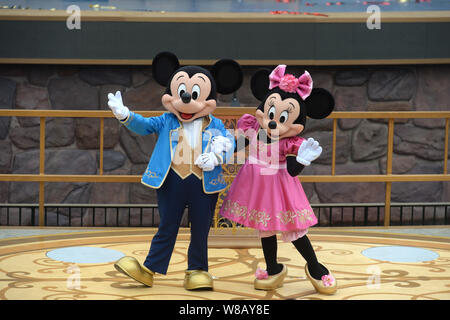 ------ Animateure in Mickey Mouse und Minnie Mouse Kostümen während der Eröffnungsfeier der Shanghai Disneyland an der Shanghai Stockfoto