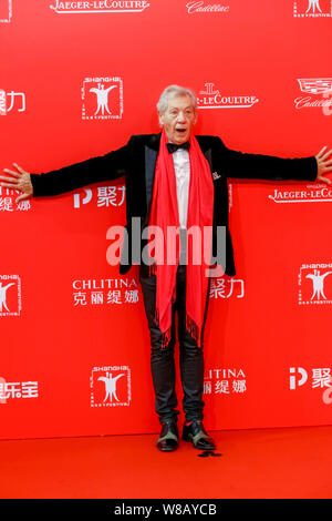 Englisch Schauspieler Sir Ian Murray McKellen kommt auf den roten Teppich für die Eröffnungsfeier der 19. Shanghai International Film Festival in Shanghai. Stockfoto