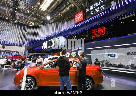 ---- Besucher auf einen BYD Qin EV sehen Sie auf dem Display während der 14 Beijing International Automotive Exhibition, die auch als Auto China 2016 bekannt, in Beijin Stockfoto