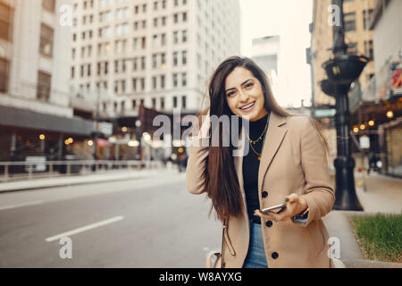 Mode Mädchen zu Fuß in einer zweimal jährlich erscheinende Mode-Special Stadt Stockfoto