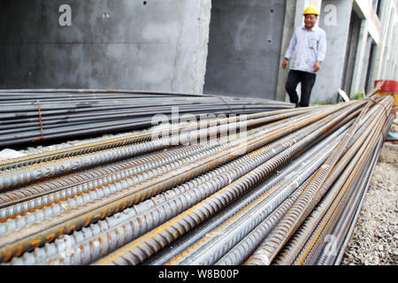 ---- Ein chinesischer Wanderarbeiter Spaziergänge Vergangenheit Verstärken von Stahl Stäbe auf der Baustelle eine Wohn- Projekt in Nantong City, Ost-CH Stockfoto