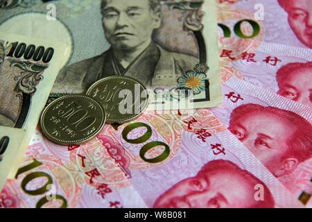 Eine Ansicht von RMB (Renminbi) Yuan Banknoten und Japanischen Yen Scheine und Münzen in Nantong City, der ostchinesischen Provinz Jiangsu, 14. Juni 2016. Stockfoto
