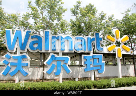 ---- Blick auf ein Schild von Walmart in Stadt Huaibei, der ostchinesischen Provinz Anhui, 13. Mai 2016. Im Store in Shanghai, Zeichen fördern' Alltag Stockfoto