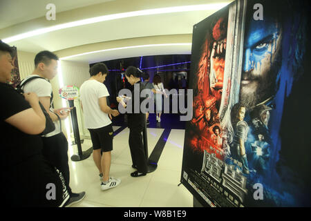 ------ Chinesische Zuschauer Schlange, um den Film "Warcraft" in einem Kino in Shanghai, China, 8. Juni 2016 zu sehen. 'Warcraft' setzte seine d Stockfoto