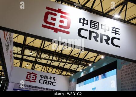 Blick auf Tafeln von Crrc (China Eisenbahnrollmaterial Corporation) während einer Ausstellung in Shanghai, China, 9. Juni 2016. CRRC Corp hat St erhalten Stockfoto